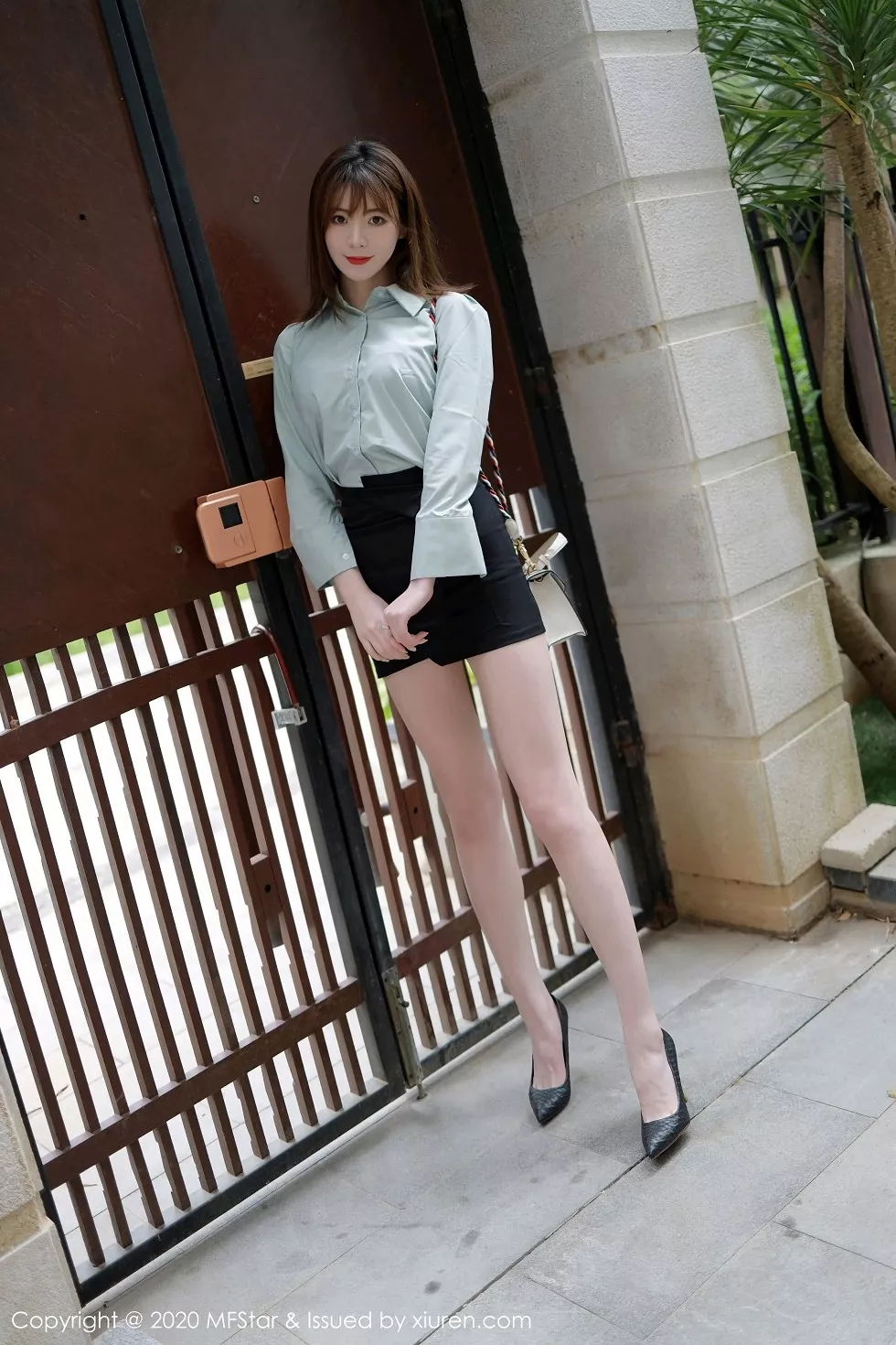 [MFStar模範學院]Vol.429_嫩模yoo優優三亞旅拍都市職場OL主題黑短裙秀美腿性感寫真57P_極品性感美女