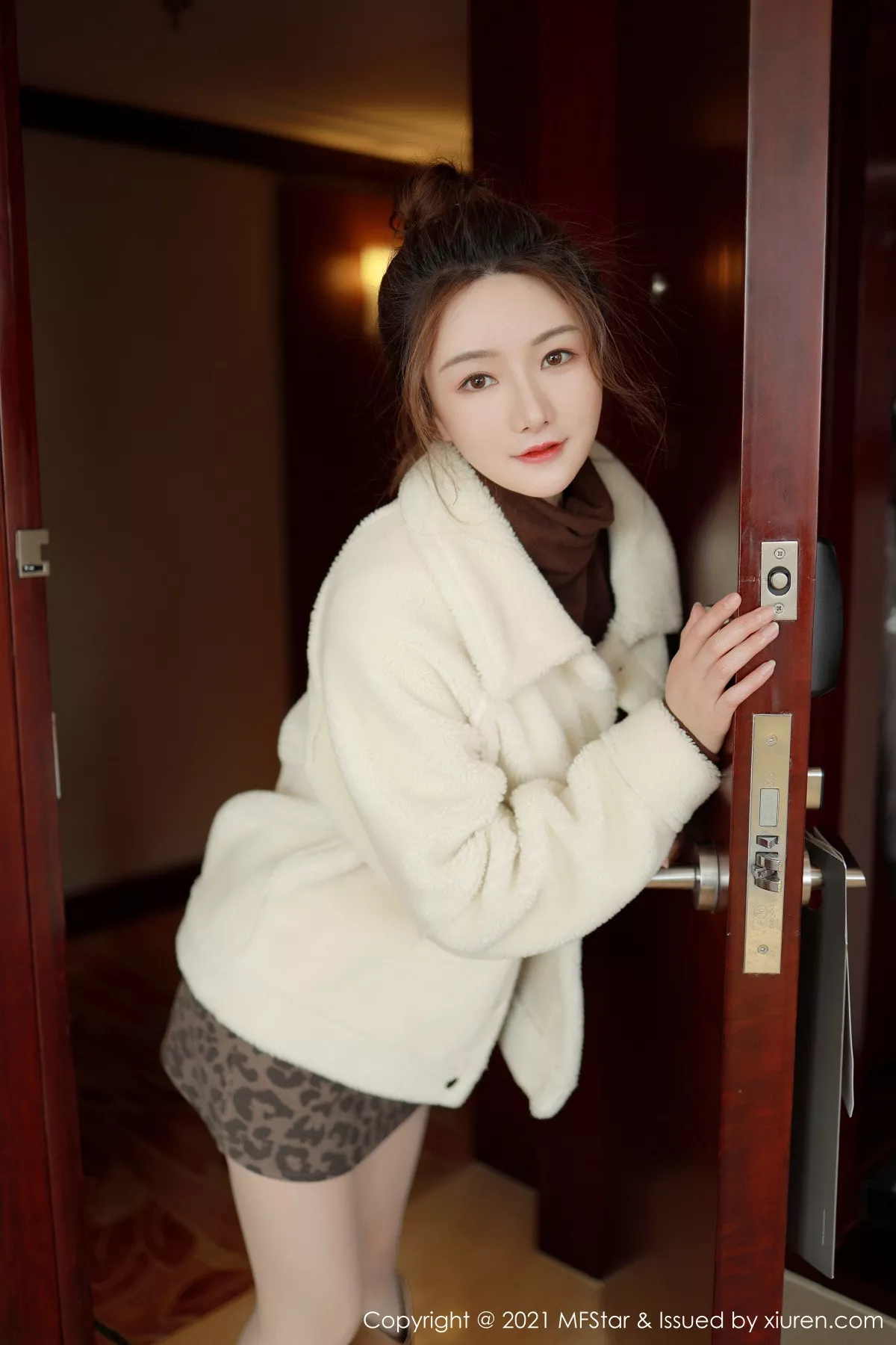 [MFStar模範學院]Vol.465_嫩模婠婠麽都市OL風格半脫露無内肉絲褲襪秀翹臀誘惑寫真48P_極品性感美女