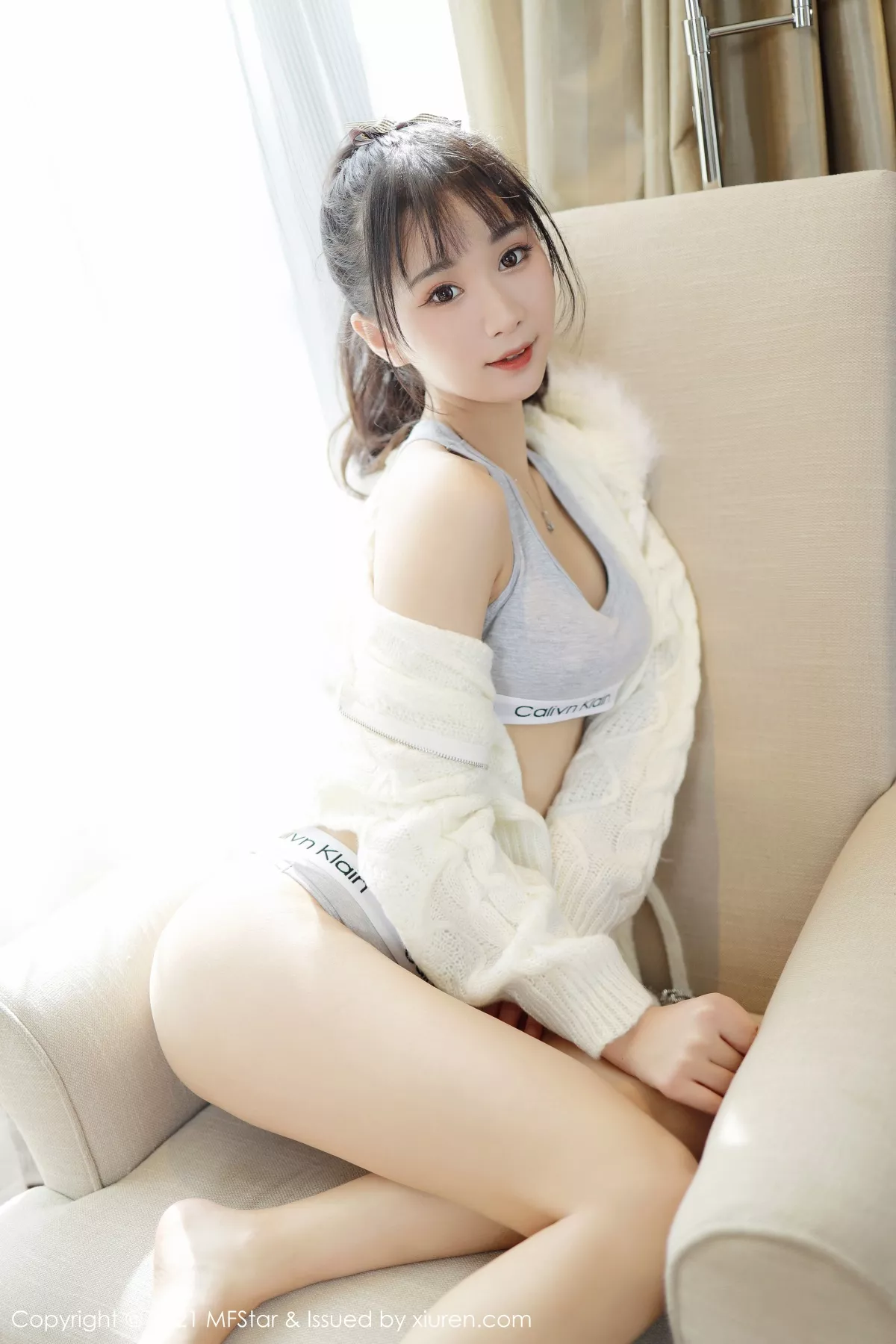 [MFStar模范学院]Vol.467_嫩模小果冻儿私房沙发上性感运动内衣半脱露翘臀撩人诱惑写真42P_极品性感美女