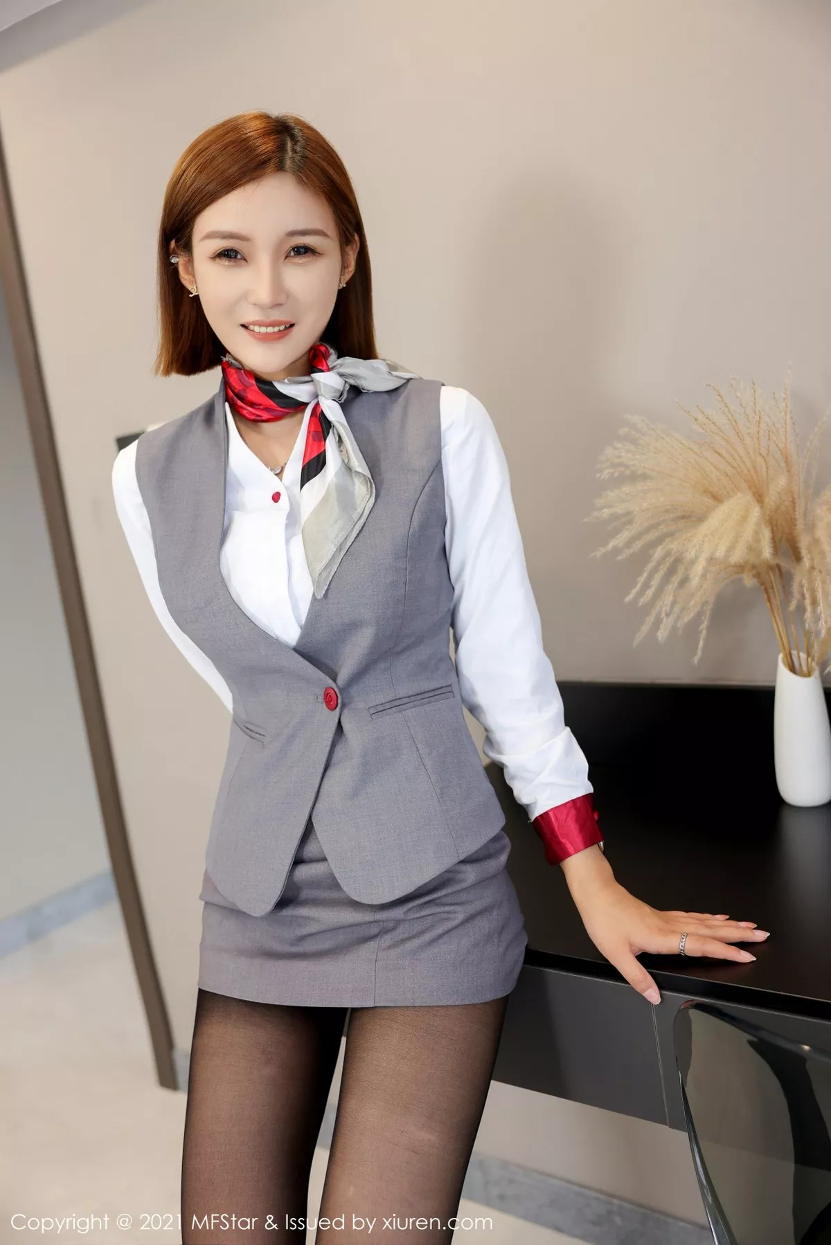 [MFStar模范学院]Vol.539_新人模特王蜜职场OL制服脱衬衣露性感内衣黑丝裤袜诱惑写真51P_极品性感美女