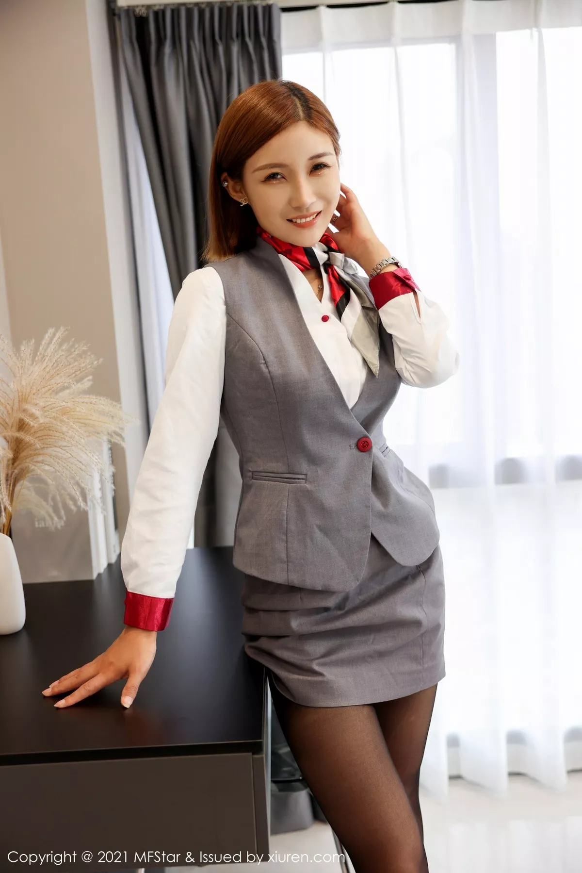 [MFStar模范学院]Vol.539_新人模特王蜜职场OL制服脱衬衣露性感内衣黑丝裤袜诱惑写真51P_极品性感美女