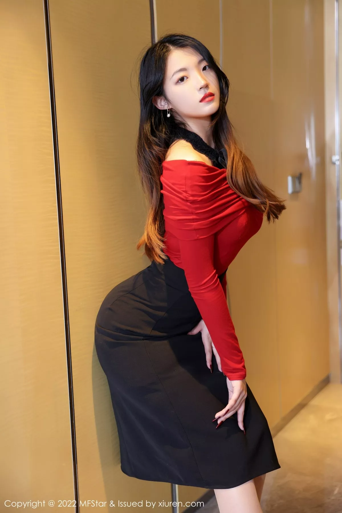[MFStar模范学院]Vol.554_模特羽仁鹿性感红色上衣配黑短裙半脱露黑色蕾丝内衣诱惑写真58P_极品性感美女